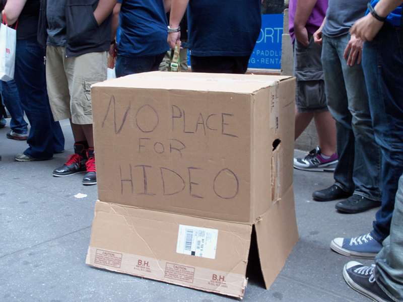 Illustration for article titled Hideo Kojima Takes Manhattan, Attracts Fans In Boxes